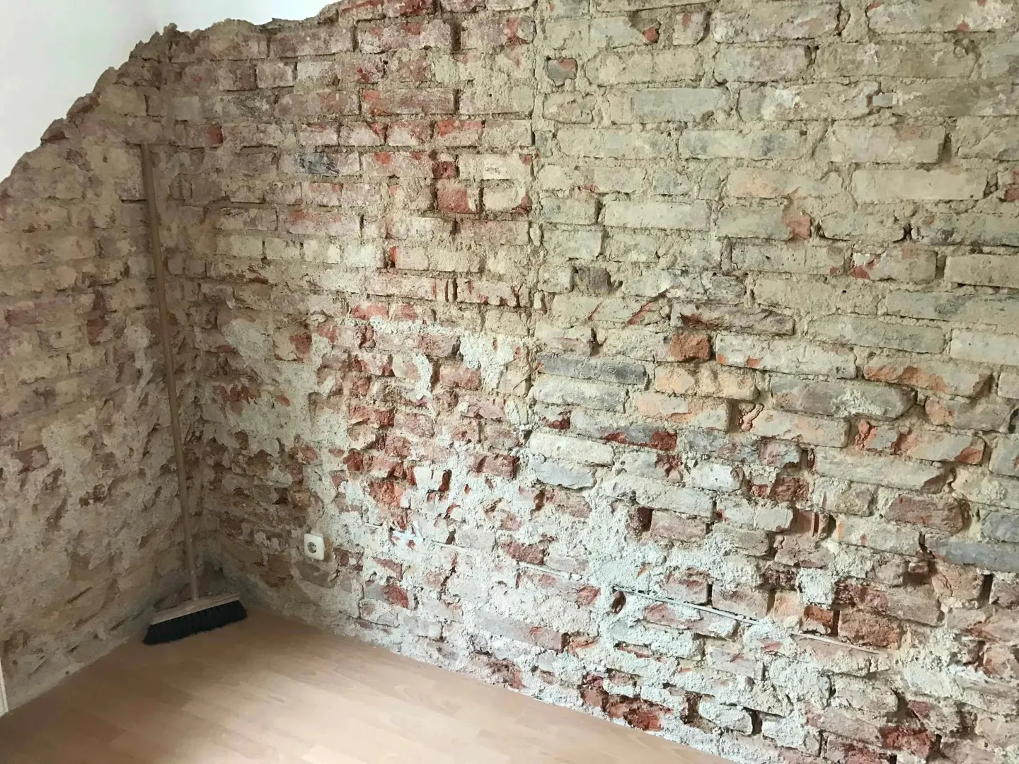 Feuchte Kellerwand vor der Abdichtung